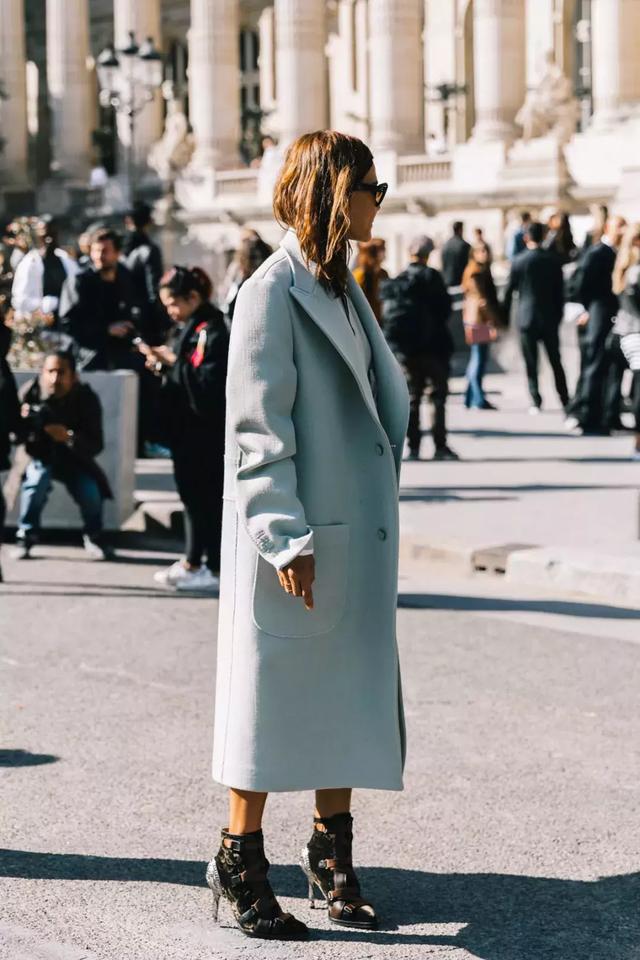 最值得投資的大衣，除了黑駝灰，還有這兩個色