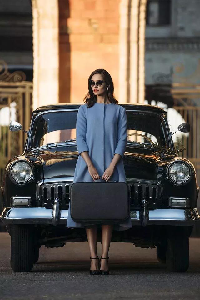 最值得投資的大衣，除了黑駝灰，還有這兩個色