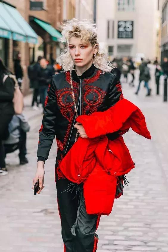 2019年流行色“嘉年紅”火了，顯白又時髦！