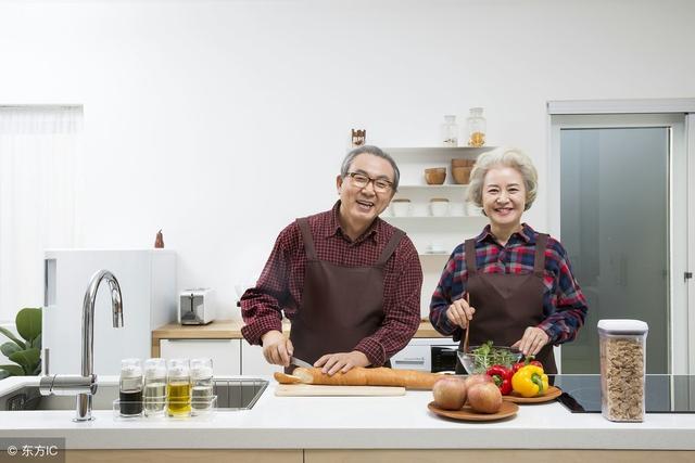 婚後，給老人錢，有講究！