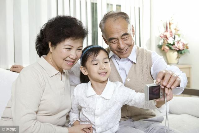 婚後，給老人錢，有講究！