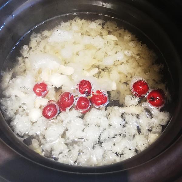 煮銀耳羹時，不要直接加水煮，加上這2個訣竅，銀耳全出膠很好喝