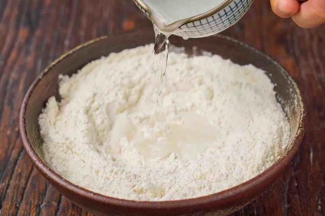 想吃春餅不用買，隔壁大媽：這樣做，2塊能做1大鍋，張張薄如紙