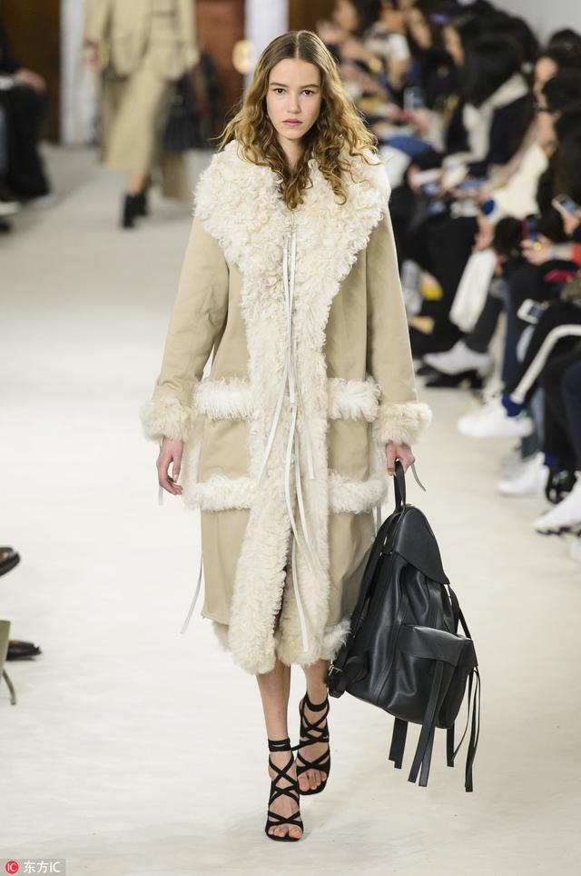 大批節日來襲，我靠皮毛一體大衣在合照中C位出道！