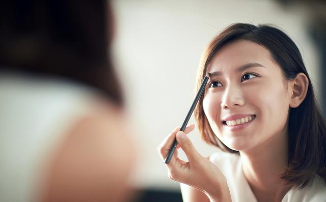 女人會畫眉毛，首先要學會挑眉筆，畫對眉毛讓你的眉形更動人！