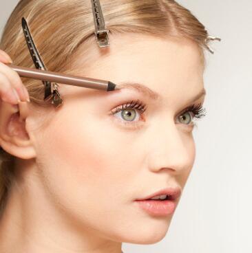 女人會畫眉毛，首先要學會挑眉筆，畫對眉毛讓你的眉形更動人！