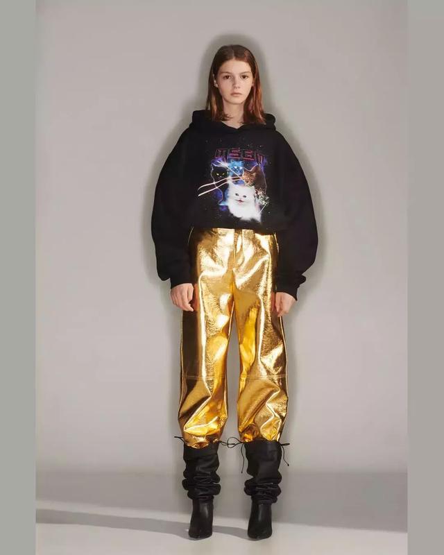 衛衣+大衣=時髦炸了！