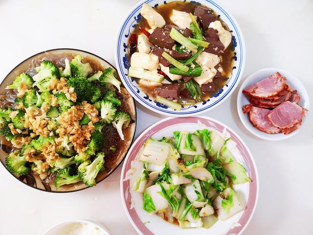 冬天3人晚餐，簡單營養不上火，雖然素了點，但是比肉菜還下飯