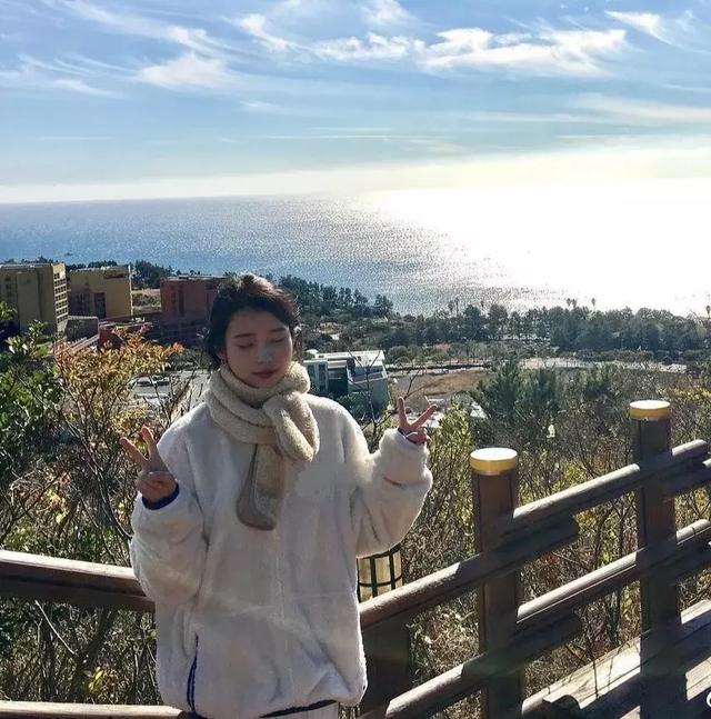 火了3年的毛毛大衣，今年穿依舊時髦！ 尤其是這件白色“顆粒絨”