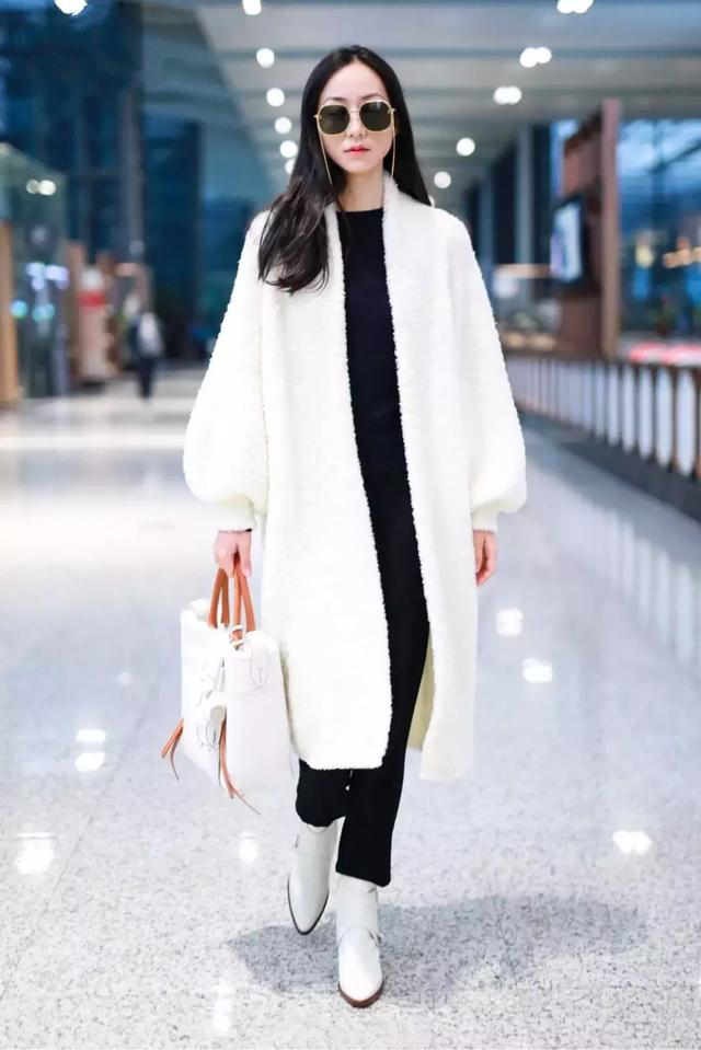 火了3年的毛毛大衣，今年穿依舊時髦！ 尤其是這件白色“顆粒絨”