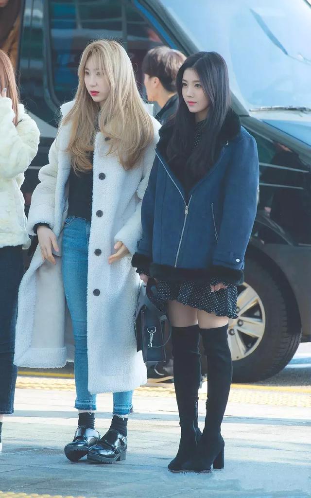 火了3年的毛毛大衣，今年穿依舊時髦！ 尤其是這件白色“顆粒絨”