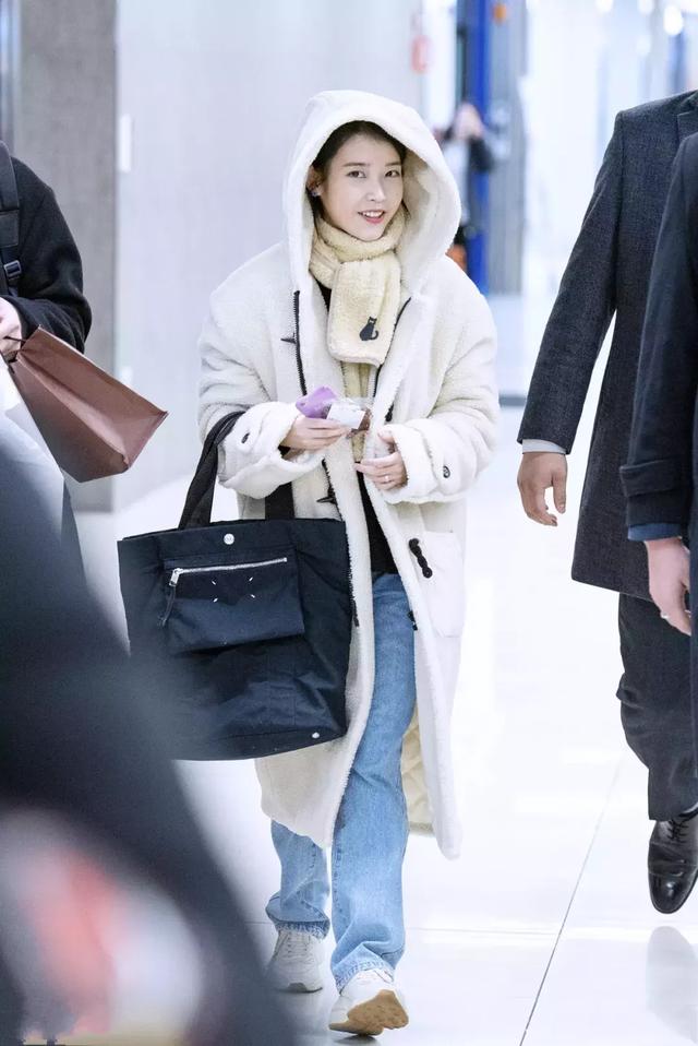 火了3年的毛毛大衣，今年穿依舊時髦！ 尤其是這件白色“顆粒絨”