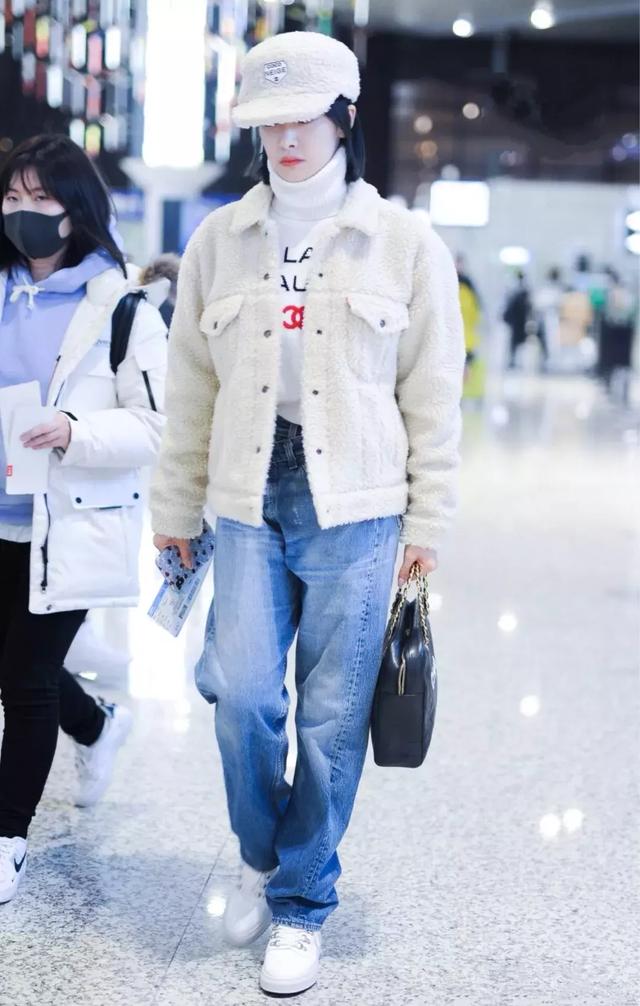 火了3年的毛毛大衣，今年穿依舊時髦！ 尤其是這件白色“顆粒絨”