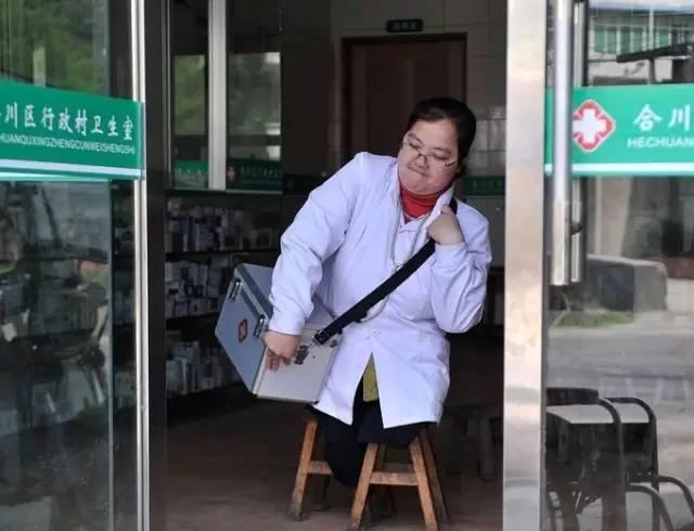 無腿女村醫用板凳走山路：為村民看病17年，不幸卻再次降臨於她