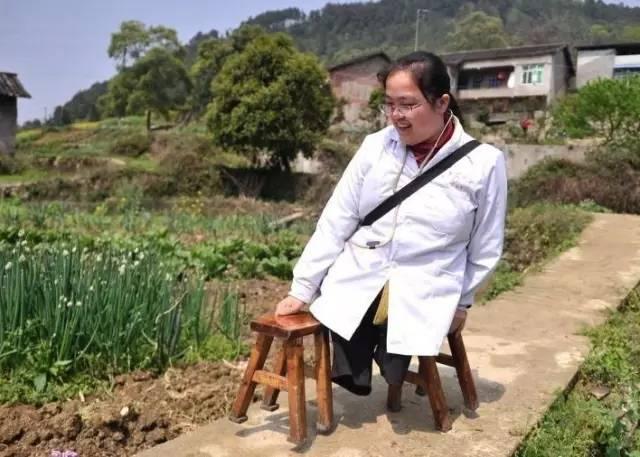 無腿女村醫用板凳走山路：為村民看病17年，不幸卻再次降臨於她