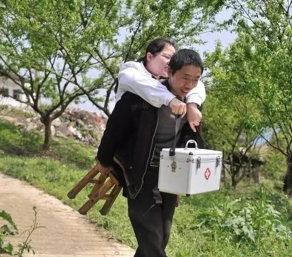 無腿女村醫用板凳走山路：為村民看病17年，不幸卻再次降臨於她