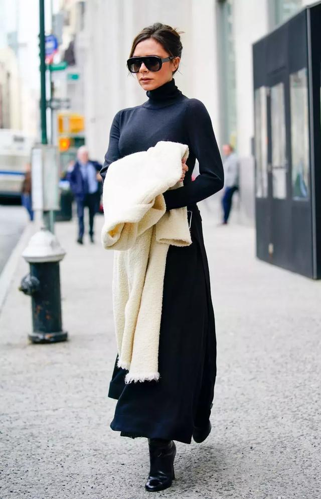 大衣羽絨服裡面穿什麼？ 一件黑色打底衫全搞定