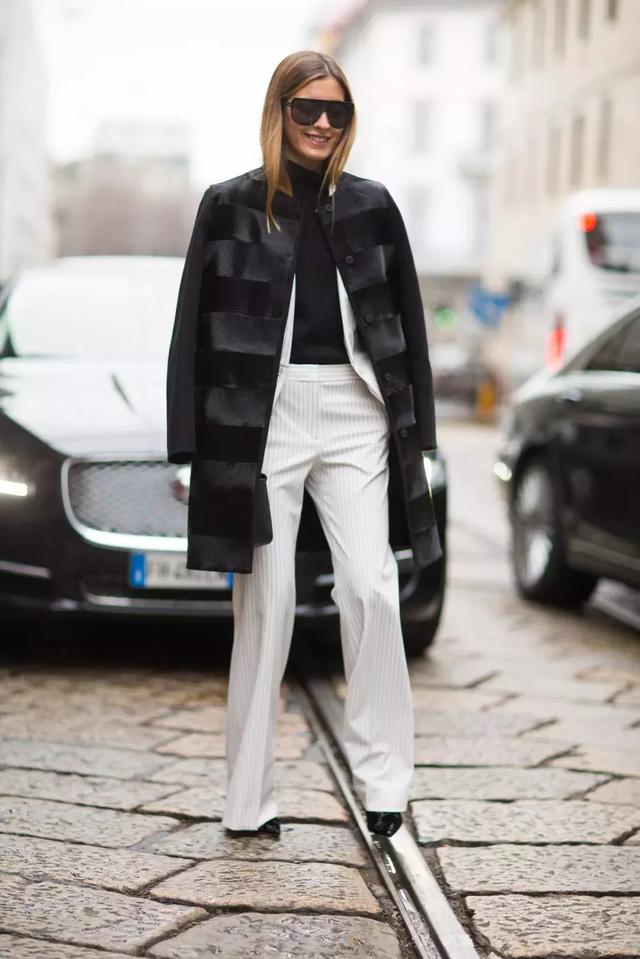 大衣羽絨服裡面穿什麼？ 一件黑色打底衫全搞定