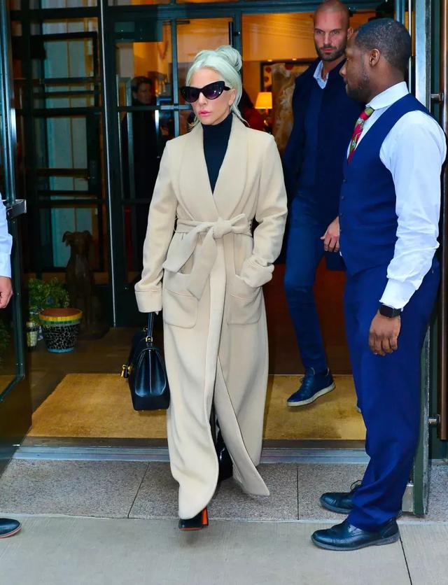 大衣羽絨服裡面穿什麼？ 一件黑色打底衫全搞定