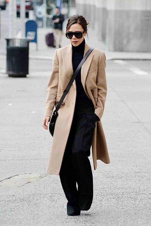 大衣羽絨服裡面穿什麼？ 一件黑色打底衫全搞定