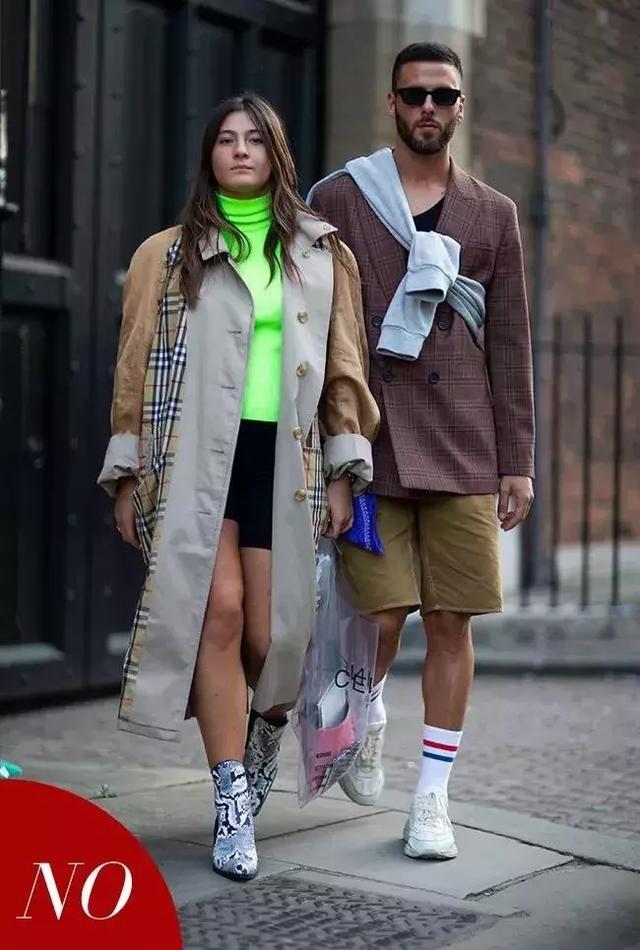 大衣羽絨服裡面穿什麼？ 一件黑色打底衫全搞定