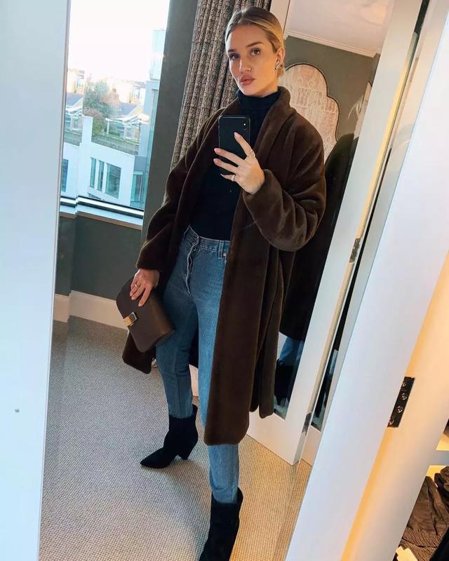 大衣羽絨服裡面穿什麼？ 一件黑色打底衫全搞定