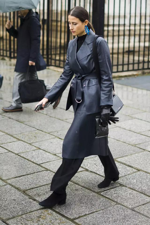 大衣羽絨服裡面穿什麼？ 一件黑色打底衫全搞定