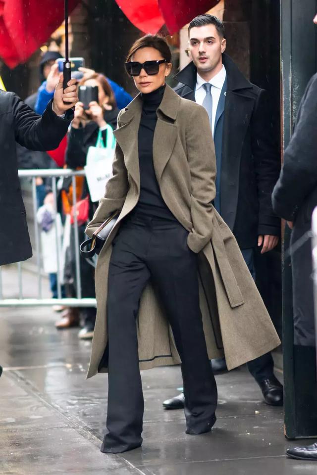 大衣羽絨服裡面穿什麼？ 一件黑色打底衫全搞定