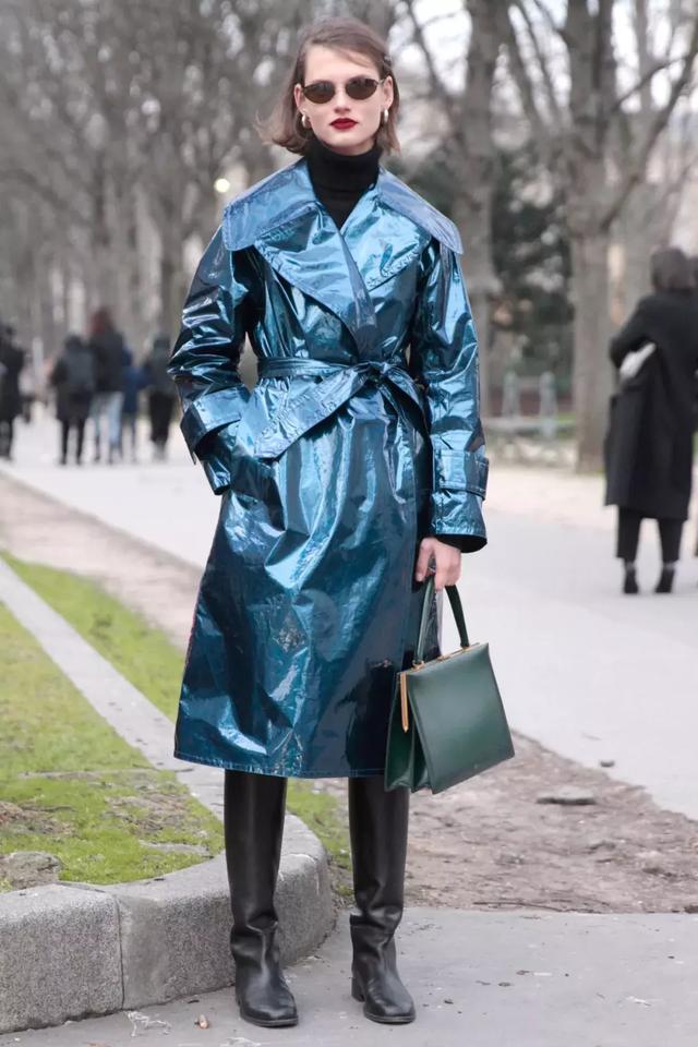 大衣羽絨服裡面穿什麼？ 一件黑色打底衫全搞定