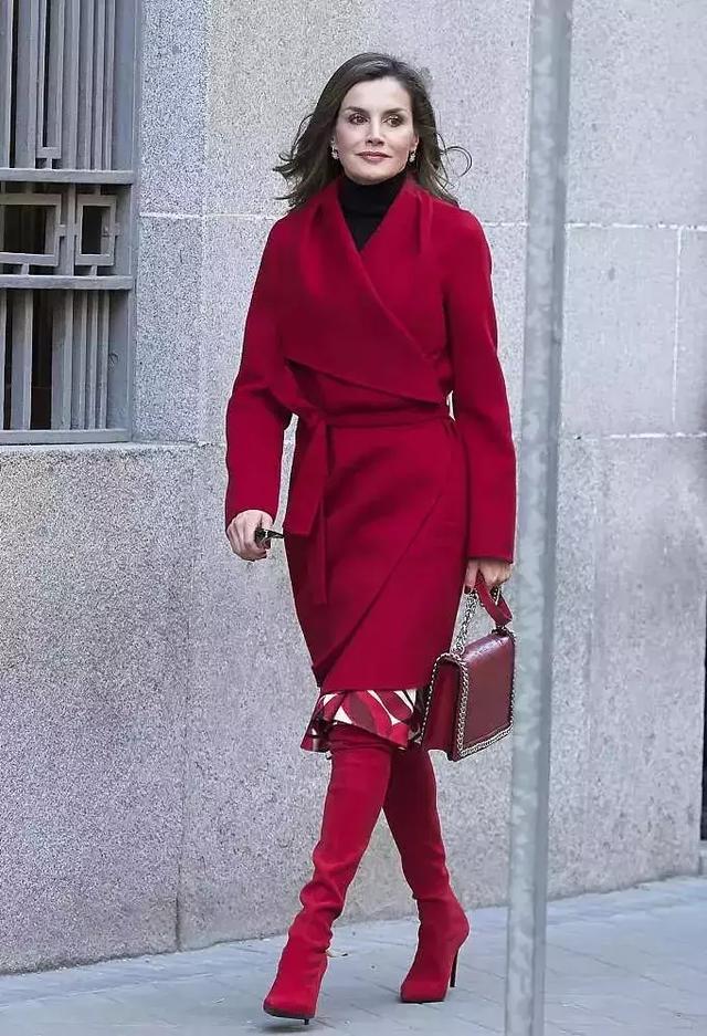 大衣羽絨服裡面穿什麼？ 一件黑色打底衫全搞定