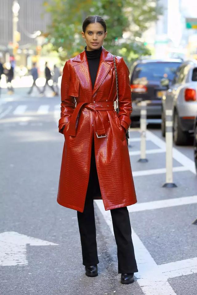 大衣羽絨服裡面穿什麼？ 一件黑色打底衫全搞定