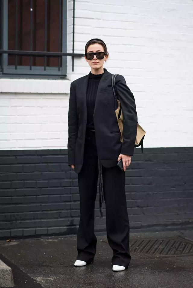 大衣羽絨服裡面穿什麼？ 一件黑色打底衫全搞定