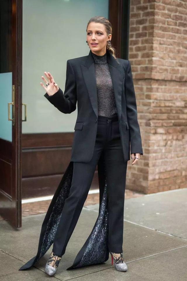 大衣羽絨服裡面穿什麼？ 一件黑色打底衫全搞定