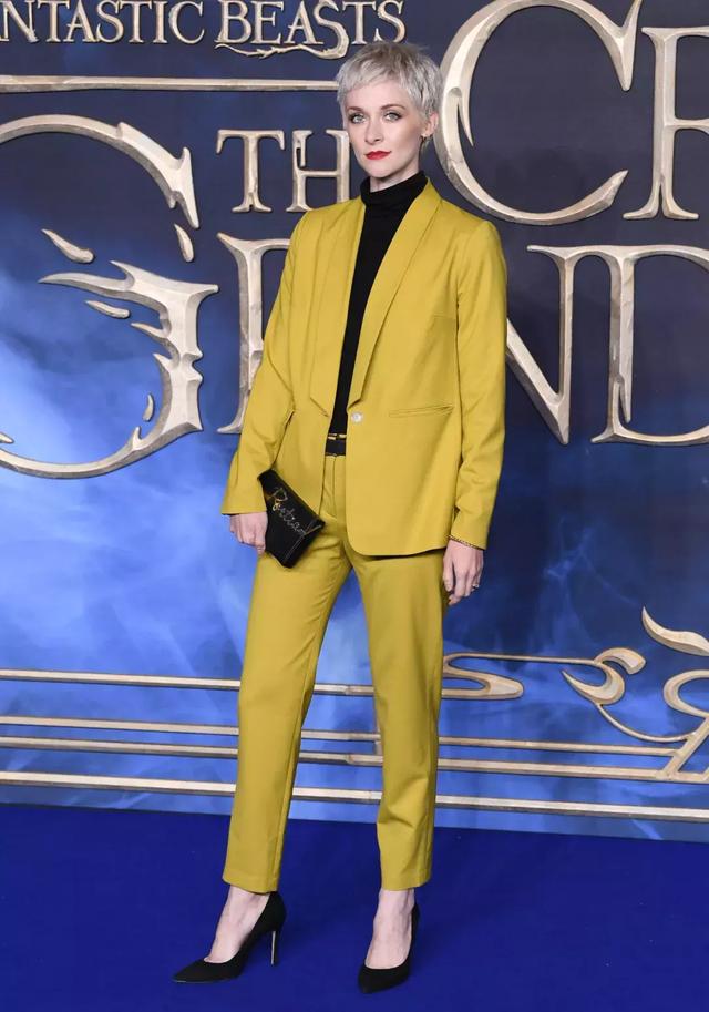 大衣羽絨服裡面穿什麼？ 一件黑色打底衫全搞定