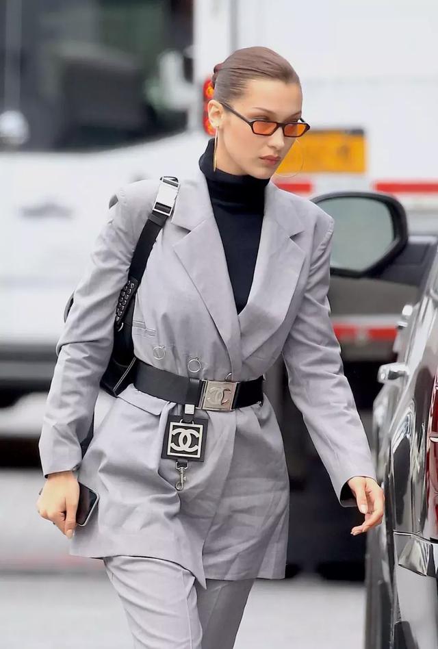 大衣羽絨服裡面穿什麼？ 一件黑色打底衫全搞定