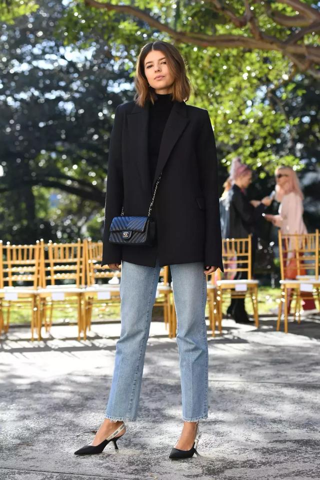 大衣羽絨服裡面穿什麼？ 一件黑色打底衫全搞定