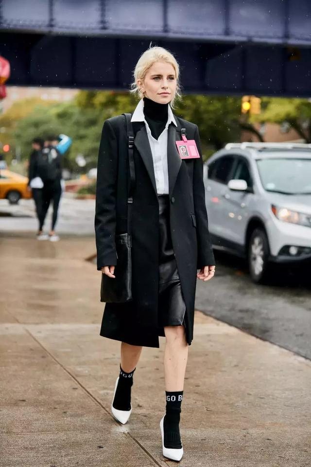 大衣羽絨服裡面穿什麼？ 一件黑色打底衫全搞定