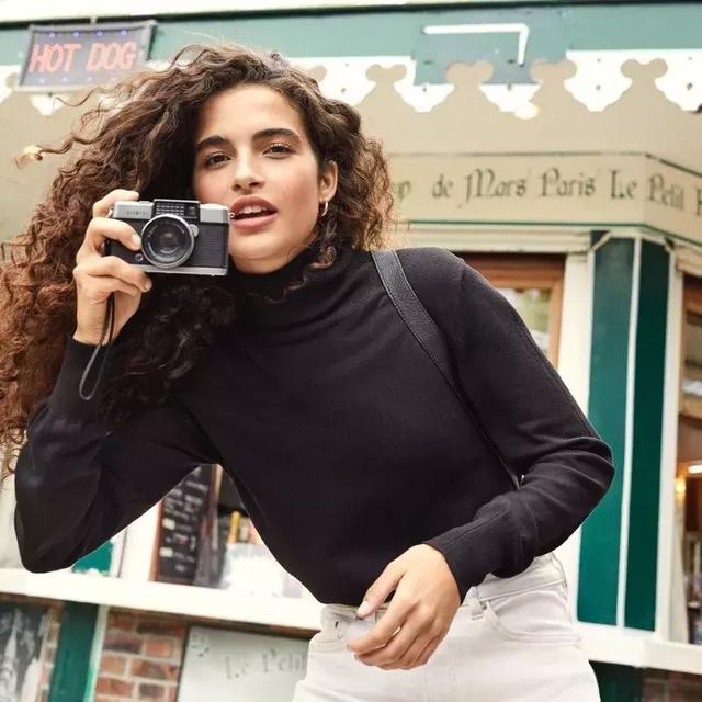 大衣羽絨服裡面穿什麼？ 一件黑色打底衫全搞定