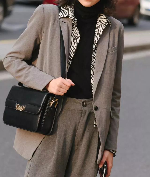 大衣羽絨服裡面穿什麼？ 一件黑色打底衫全搞定