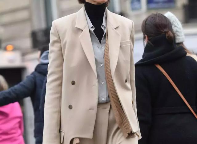 大衣羽絨服裡面穿什麼？ 一件黑色打底衫全搞定