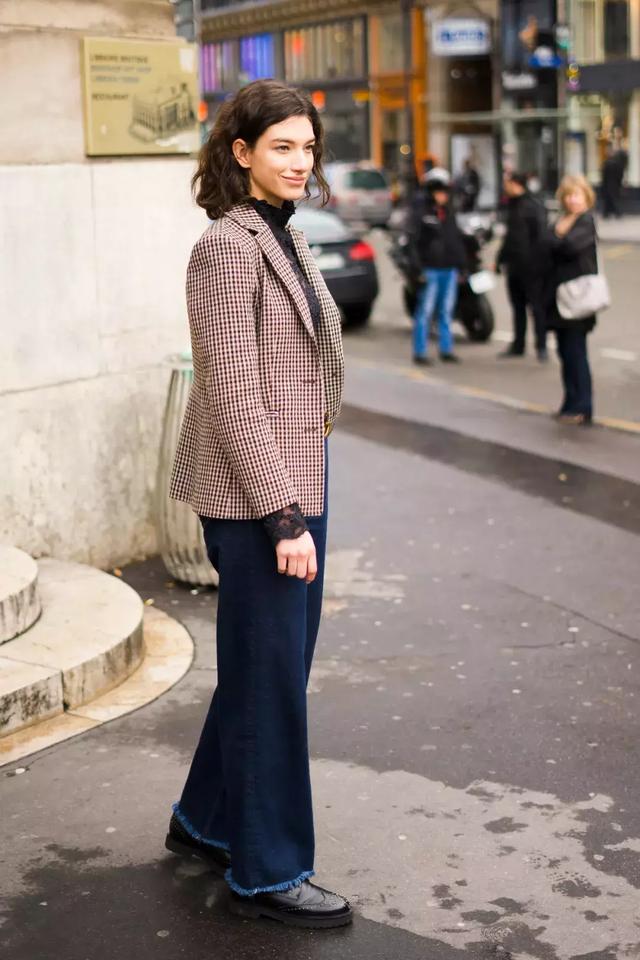 大衣羽絨服裡面穿什麼？ 一件黑色打底衫全搞定