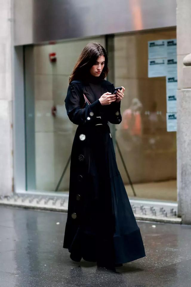 大衣羽絨服裡面穿什麼？ 一件黑色打底衫全搞定