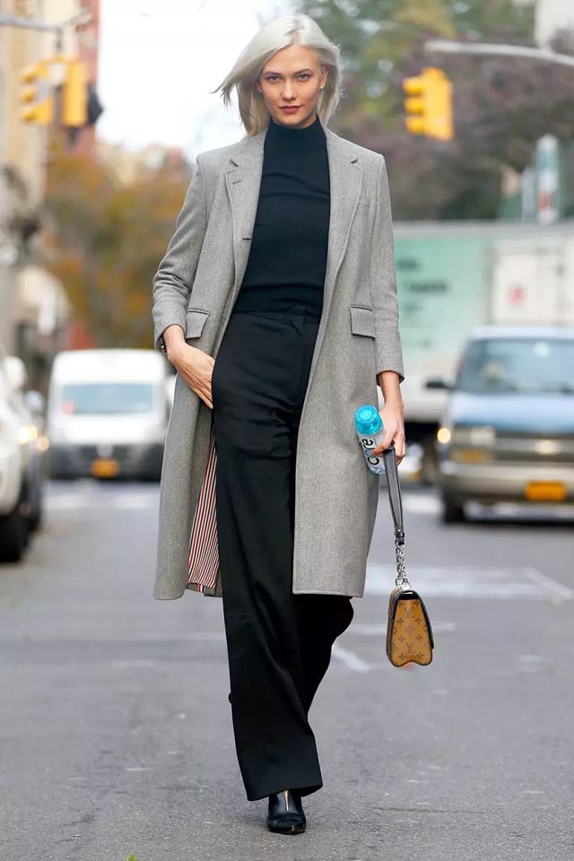 大衣羽絨服裡面穿什麼？ 一件黑色打底衫全搞定