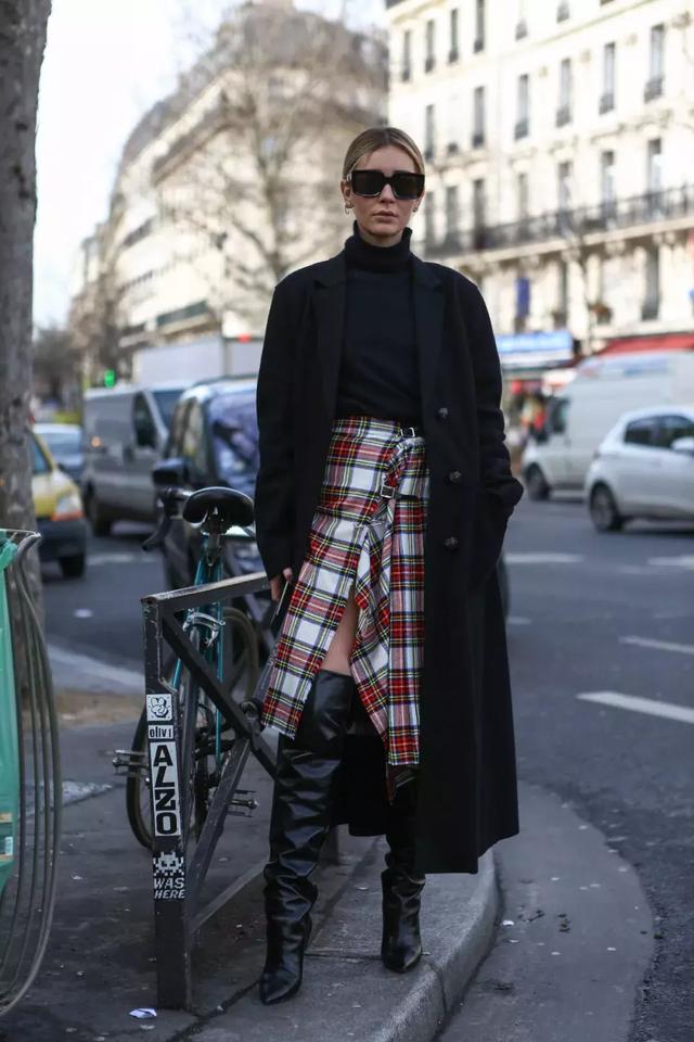 大衣羽絨服裡面穿什麼？ 一件黑色打底衫全搞定