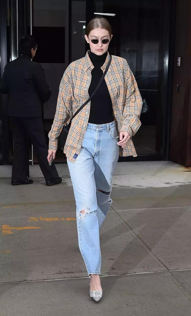 大衣羽絨服裡面穿什麼？ 一件黑色打底衫全搞定