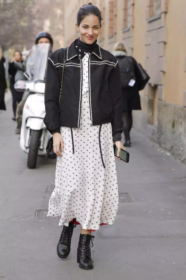 大衣羽絨服裡面穿什麼？ 一件黑色打底衫全搞定