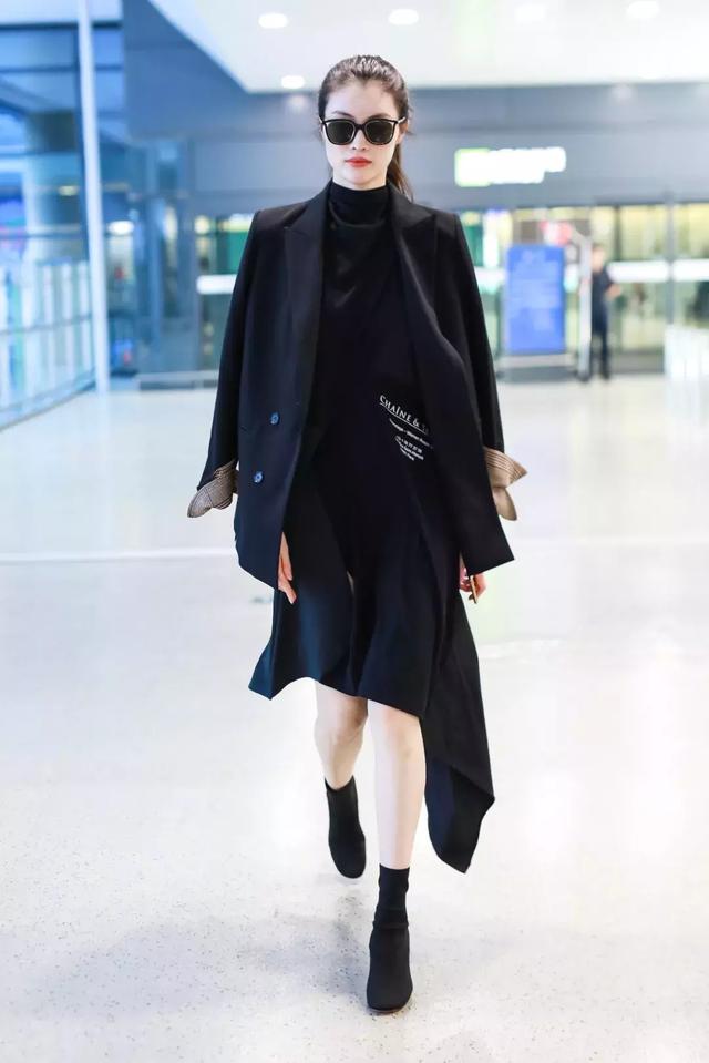 大衣羽絨服裡面穿什麼？ 一件黑色打底衫全搞定