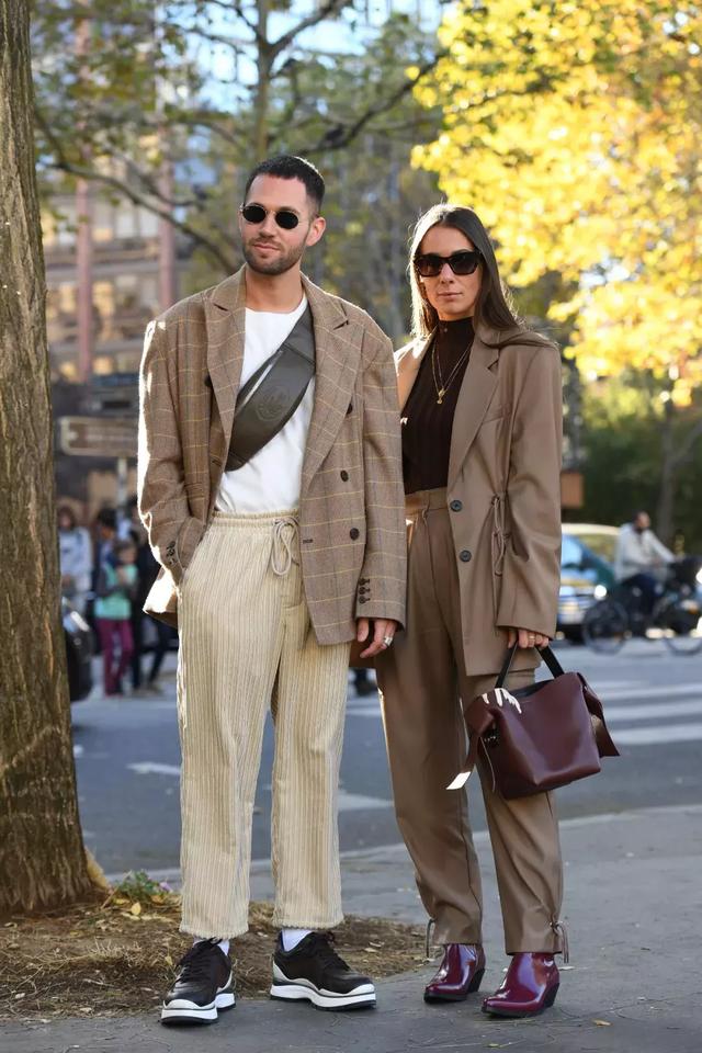 大衣羽絨服裡面穿什麼？ 一件黑色打底衫全搞定