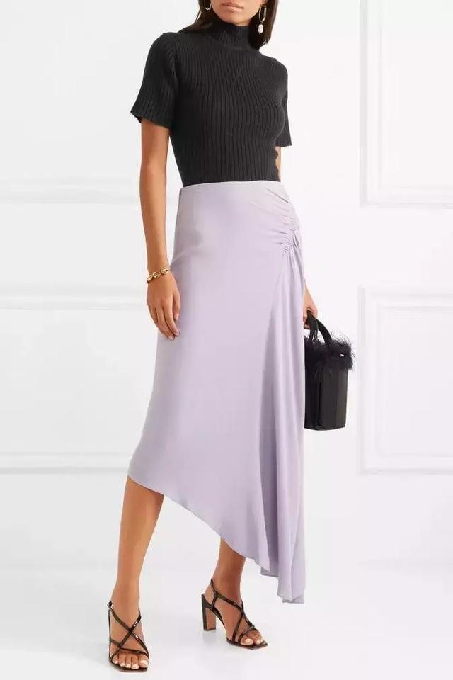 大衣羽絨服裡面穿什麼？ 一件黑色打底衫全搞定