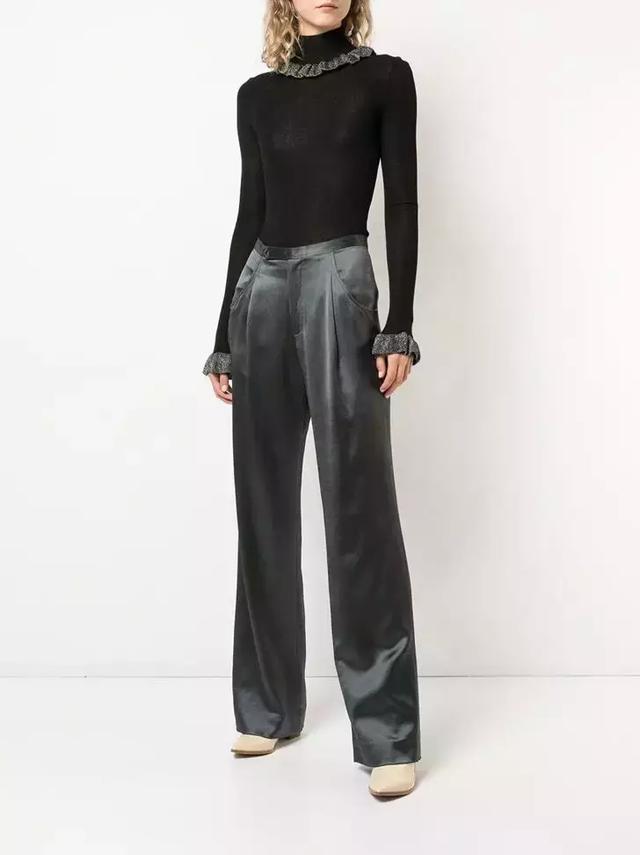 大衣羽絨服裡面穿什麼？ 一件黑色打底衫全搞定